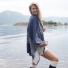 FERDIGSTRIKK - SETESDAL PONCHO DENIMBLÅ/HVIT