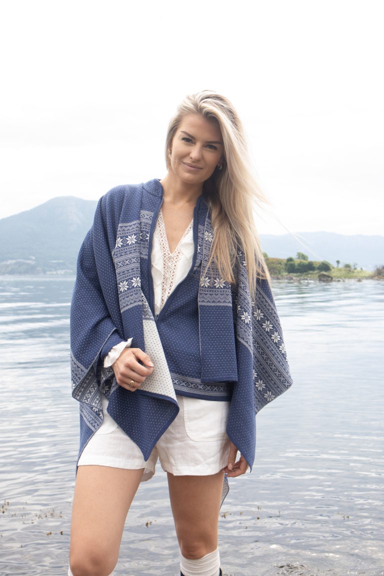 Product image for FERDIGSTRIKK - SETESDAL PONCHO DENIMBLÅ/HVIT