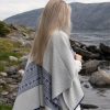 FERDIGSTRIKK - SETESDAL PONCHO DENIMBLÅ/HVIT