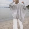FERDIGSTRIKK - SETESDAL PONCHO LYS GRÅ/HVIT