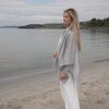 FERDIGSTRIKK - SETESDAL PONCHO LYS GRÅ/HVIT