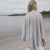 FERDIGSTRIKK - SETESDAL PONCHO LYS GRÅ/HVIT