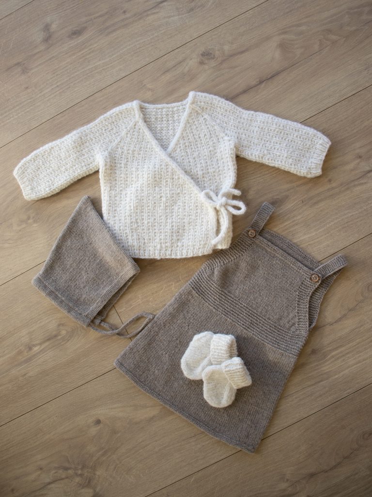 Product image for LALLA OMSLAGJAKKE, KJOLE, LUE OG SOKKER BM 13-01